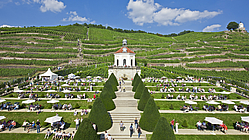Sommerliches Belvedere mit Gästen