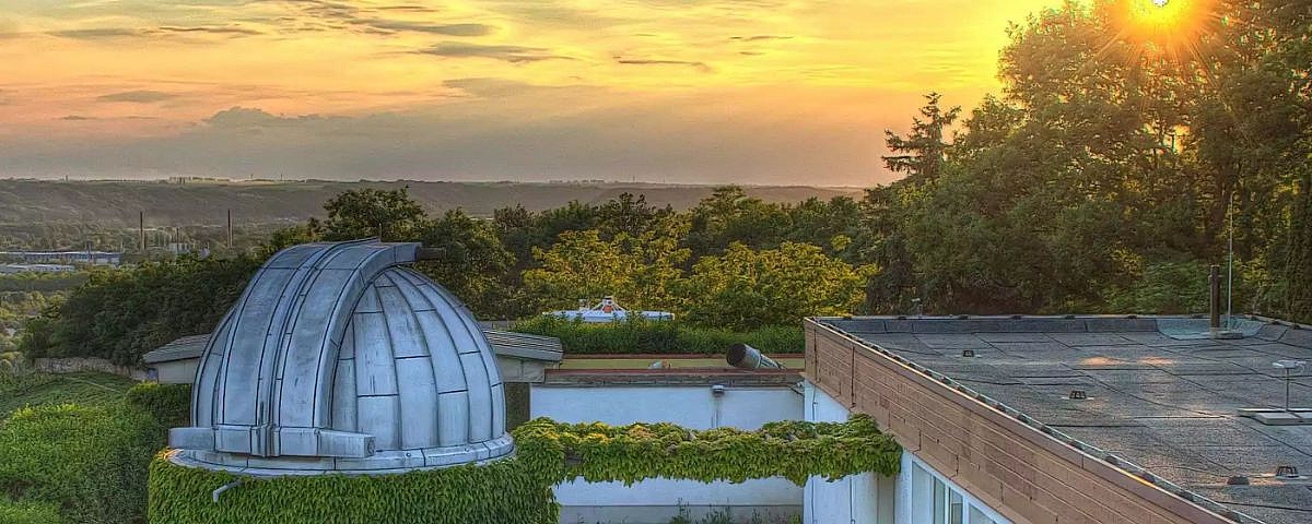 Sonne im Glas  Sonnenuntergang über den Weinbergen mit Blick auf das Elbtal, mit der Sternwarte Radebeul über den Weinbergen mit der Natur im Einklang.