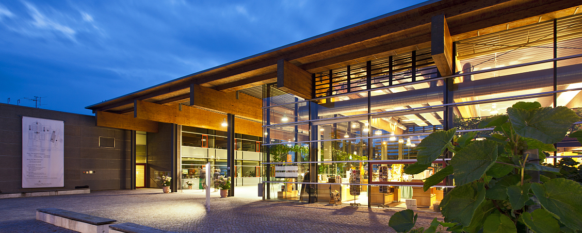 Gutsmarkt Schloss Wackerbarth The estate market at Schloss Wackerbarth at dusk. The walls are glazed at the front so that you get a perfect view of the products.