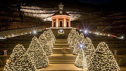 Weihnachtlich beleuchtetes Belvedere