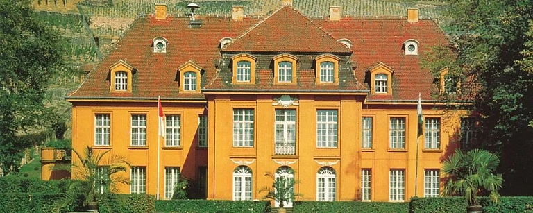 Farbfotografie des Weinguts Schloss Wackerbarth an der Sächsischen Weinstraße, modernisiert nach der Wende.