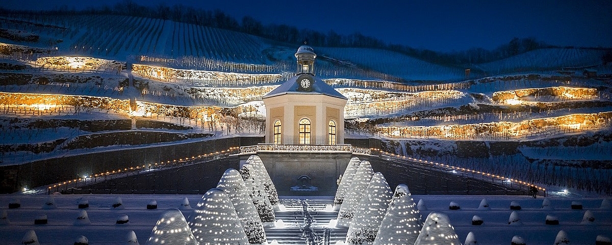 Belvedere im Winter Schloss Wackerbarth bei Nacht im verschneiten Weinberg, festlich beleuchtet mit Lichterketten bis zum Belvedere.