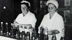 DDR Mitarbeiterinnen beim Stanniolieren