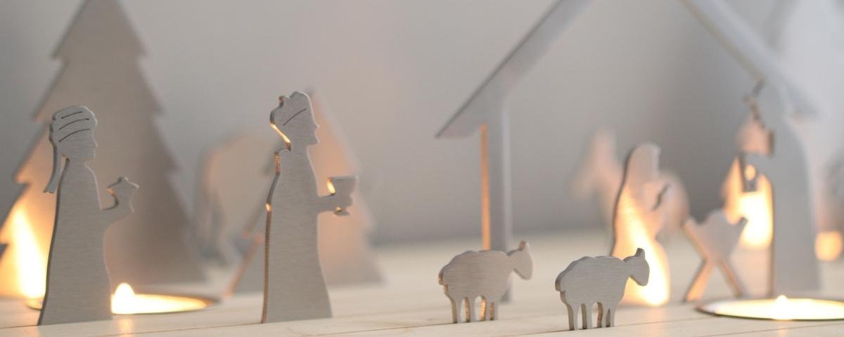 Schloss Wackerbarth Schlichte Weihnachtskrippe aus Holz mit Figuren, Tieren und Bäumen in sanfter Beleuchtung